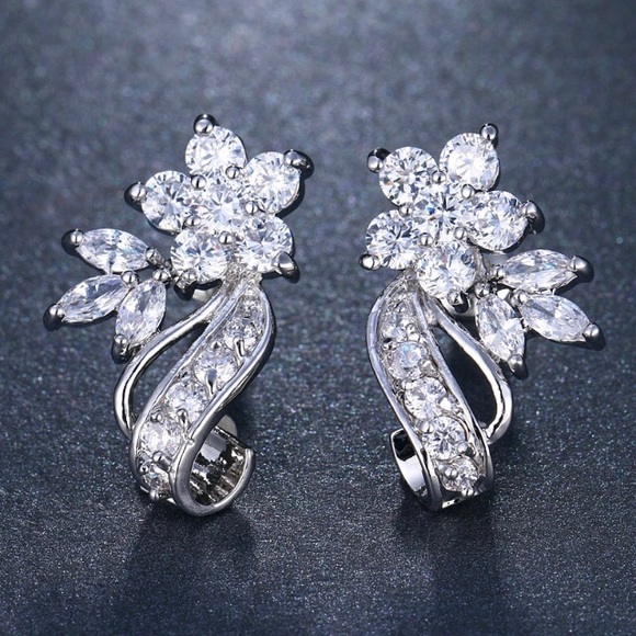 NEW!💙💎ABSOLUTELY GORGEOUS CZ FLOWER STUNNERS💎💙 - Picture 3 of 3